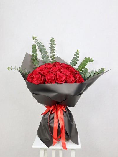 Red Garden rose bouquet